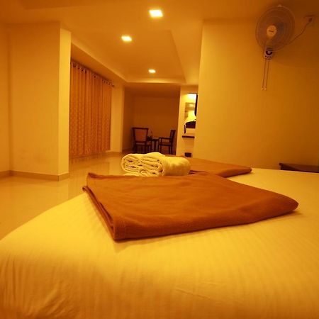 Temple Plaza Kochi Hotel Chottanikara ภายนอก รูปภาพ
