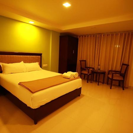 Temple Plaza Kochi Hotel Chottanikara ภายนอก รูปภาพ
