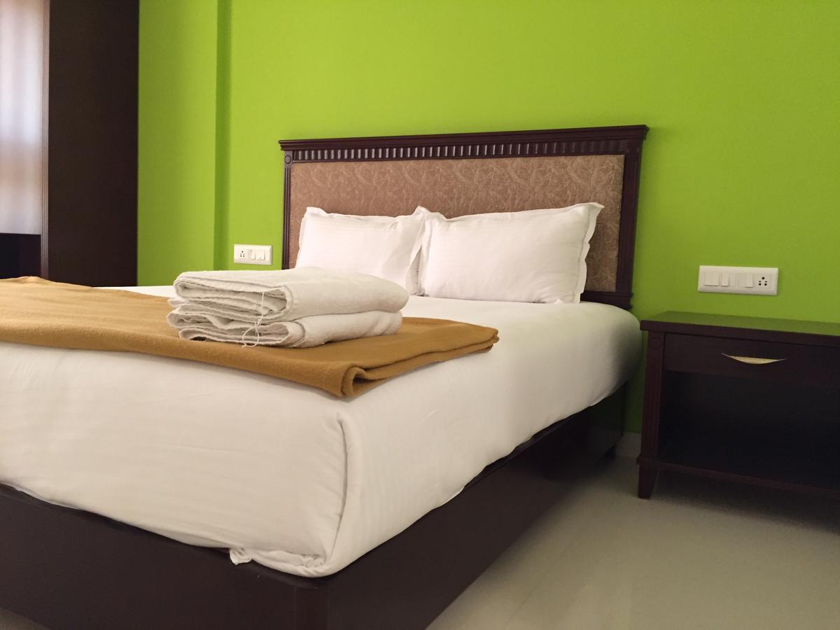 Temple Plaza Kochi Hotel Chottanikara ภายนอก รูปภาพ