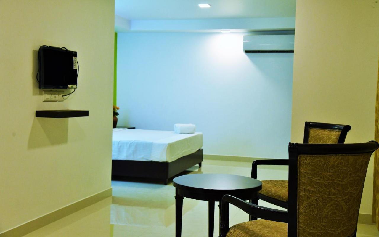 Temple Plaza Kochi Hotel Chottanikara ภายนอก รูปภาพ