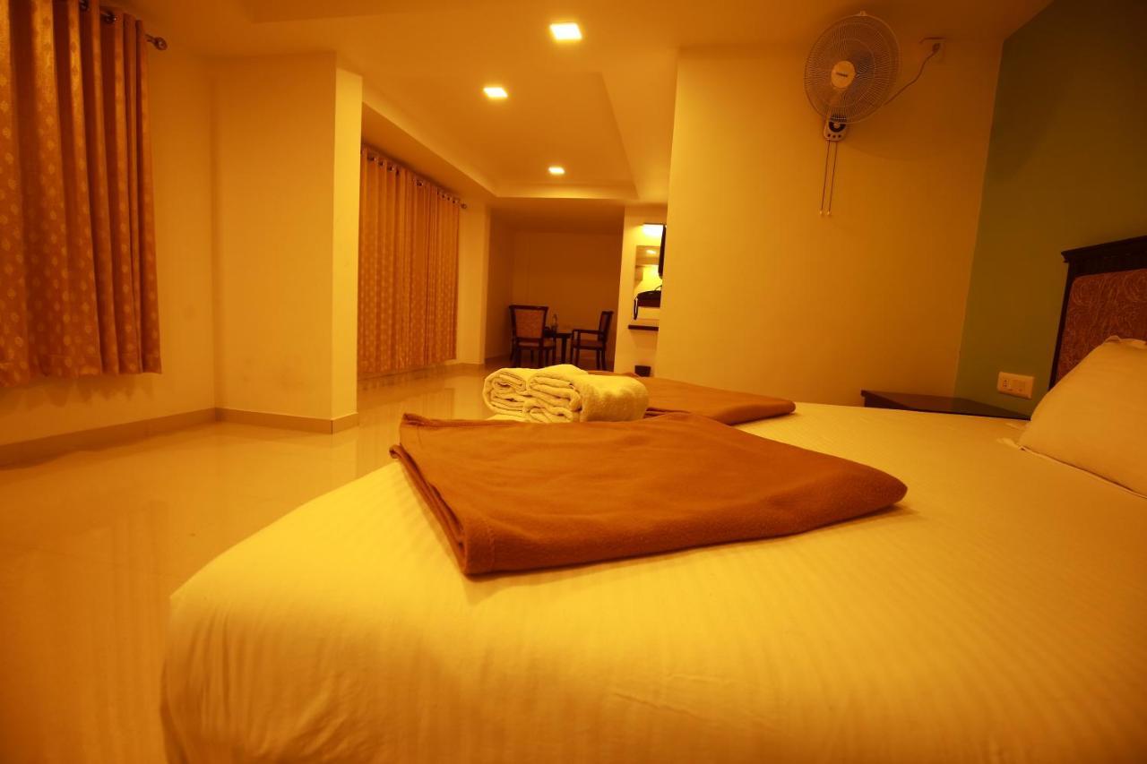 Temple Plaza Kochi Hotel Chottanikara ภายนอก รูปภาพ