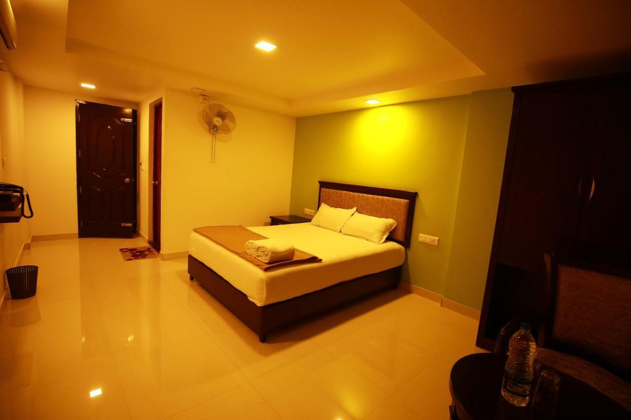 Temple Plaza Kochi Hotel Chottanikara ภายนอก รูปภาพ